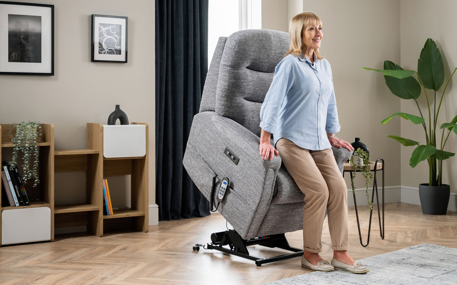 Celebrity Furniture Hollingwell Fabric Riser Recliner Roomset